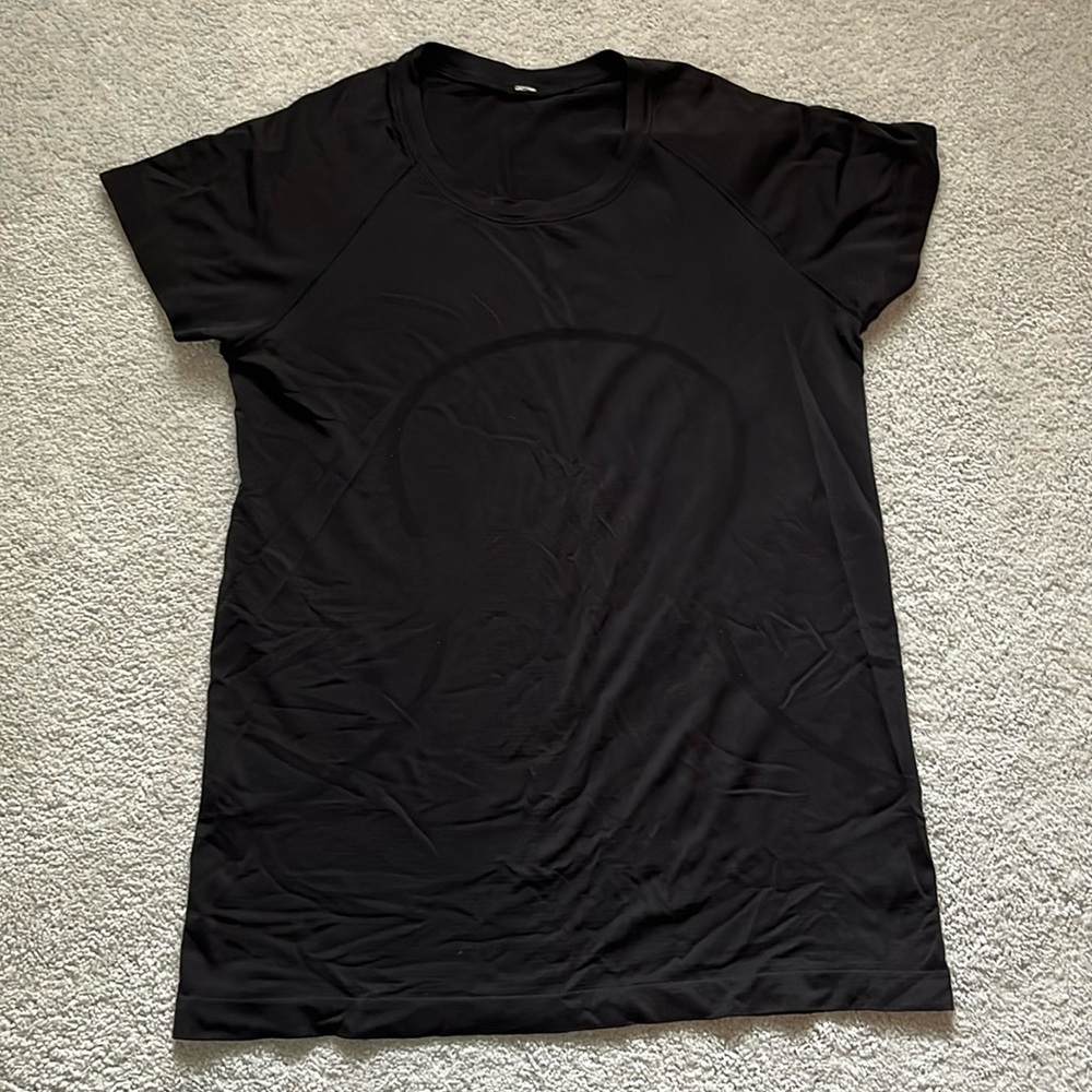 Lululemon swiftly tech short sleeve shirt 2.0
Color black
Size 10
